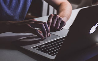 开云体育在线-爵士逆转猛龙，莫兰特三分雨点燃全场的传奇夜晚