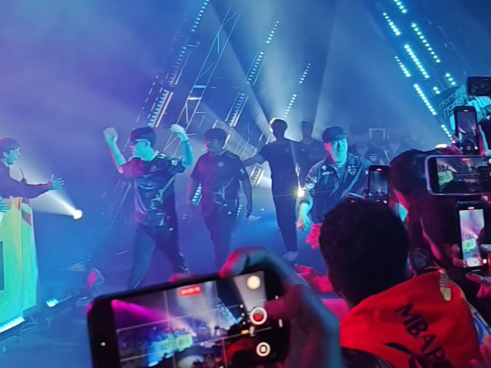 GEN鏖战G2,Chovy开启传奇时刻顶尖较量成都决赛之夜,让粉丝疯狂欢呼 GEN鏖战G2,Chovy开启传奇时刻顶尖较量成都决赛之夜,让粉丝疯狂欢呼